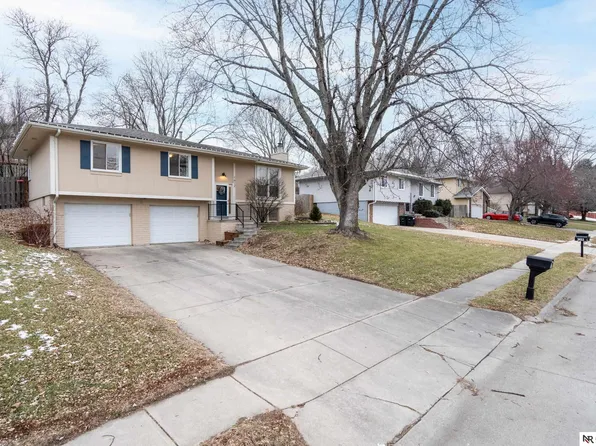 1612 Peterson Dr, Omaha, NE 68130