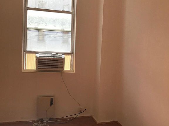 2nd image of 2923-25 Poplar St #1A