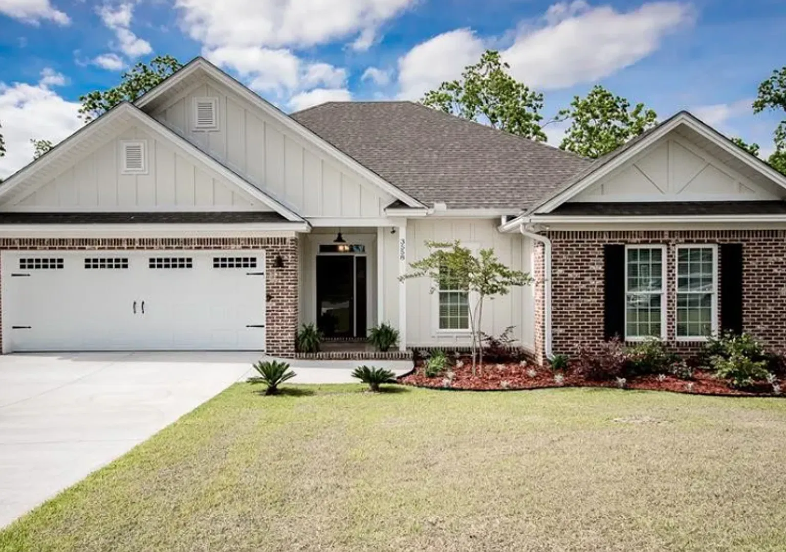 Modern 4BR/2BA Home with Granite Countertops, Island Kitchen & Screened Porch — Photo 1