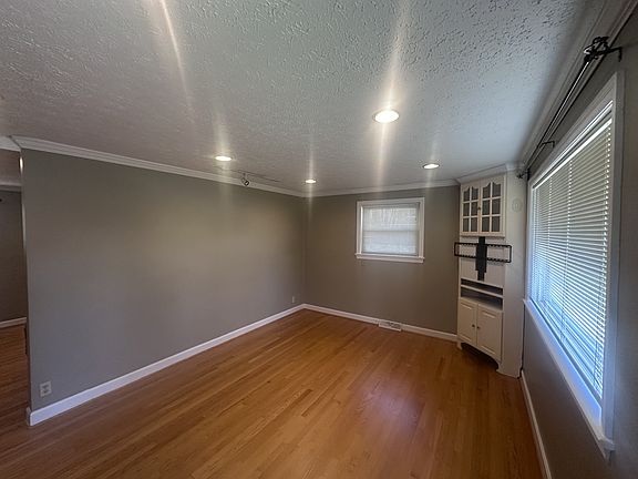 3rd image of 150 Bernard Ct