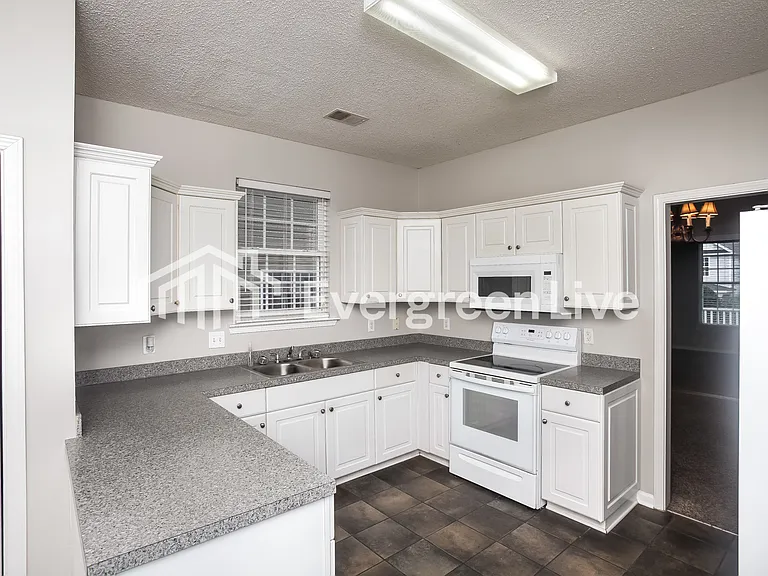 306 Castleburg Ln — Photo 8