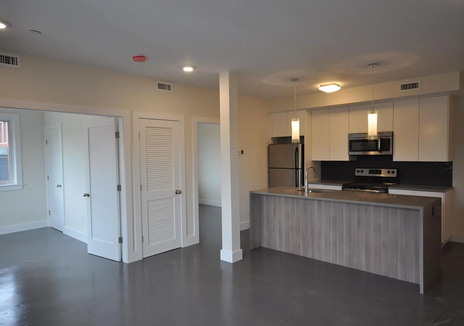 No Brokers Fee. Large Fully Renovated Unit in South End.. Central AC, In-Unit Washer and Dryer — Photo 3