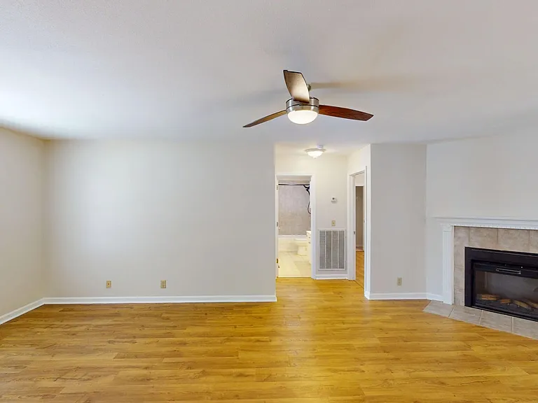 424 Eisenhower Dr — Photo 16