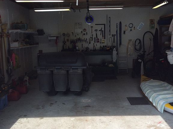  Detached garage workroom 