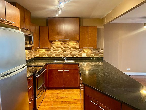 3rd image of 3930 N Pine Grove Ave APT 514
