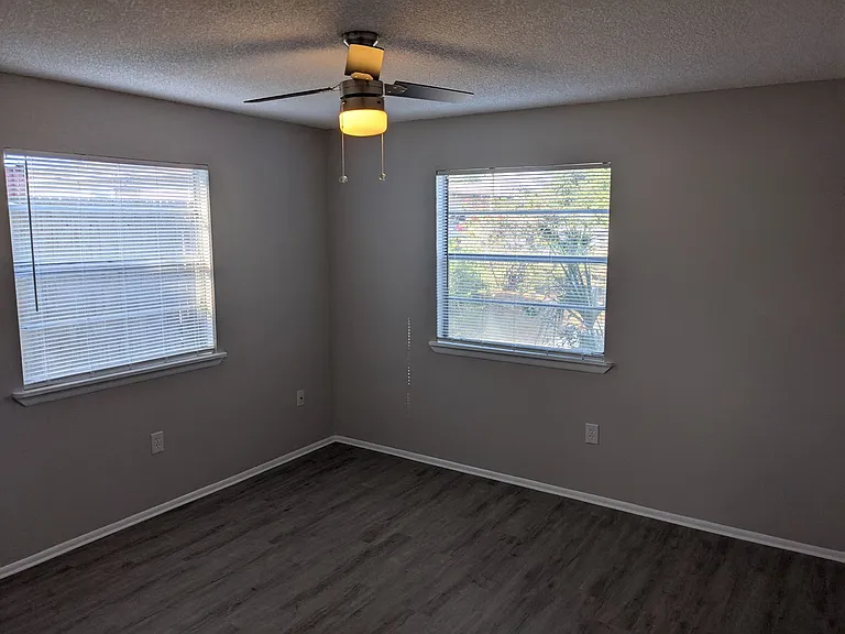 323 Olmstead Dr — Photo 5