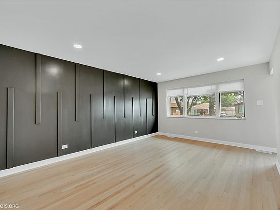 5th image of 460 Crandon Ave
