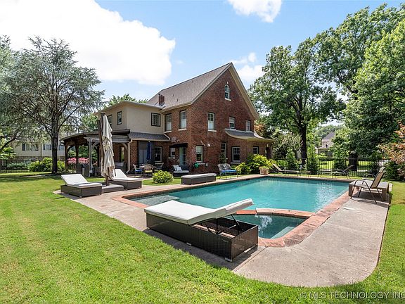 3rd image of 2261 S Terwilleger Blvd E