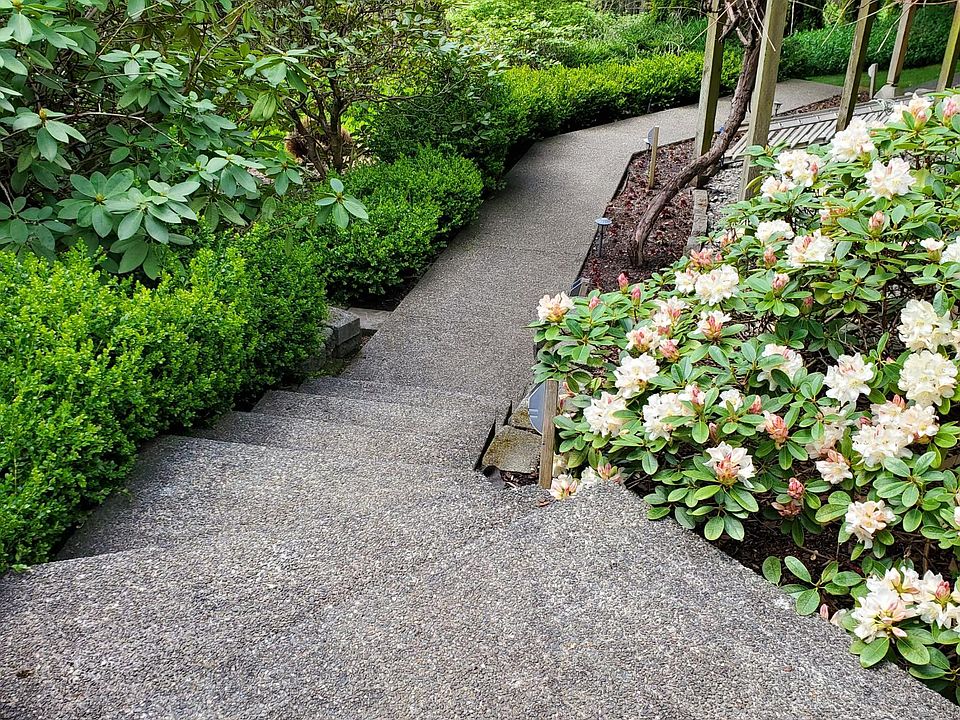 Pathway to the unit