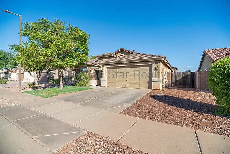 4 bed, 2.0 bath, 1861 sqft, $2,300 — Photo 2