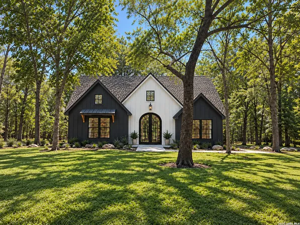 3571 County Road 676, Devine, TX 78016
