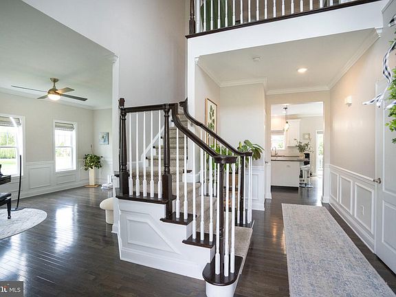 2nd image of 1088 Longfellow Ln