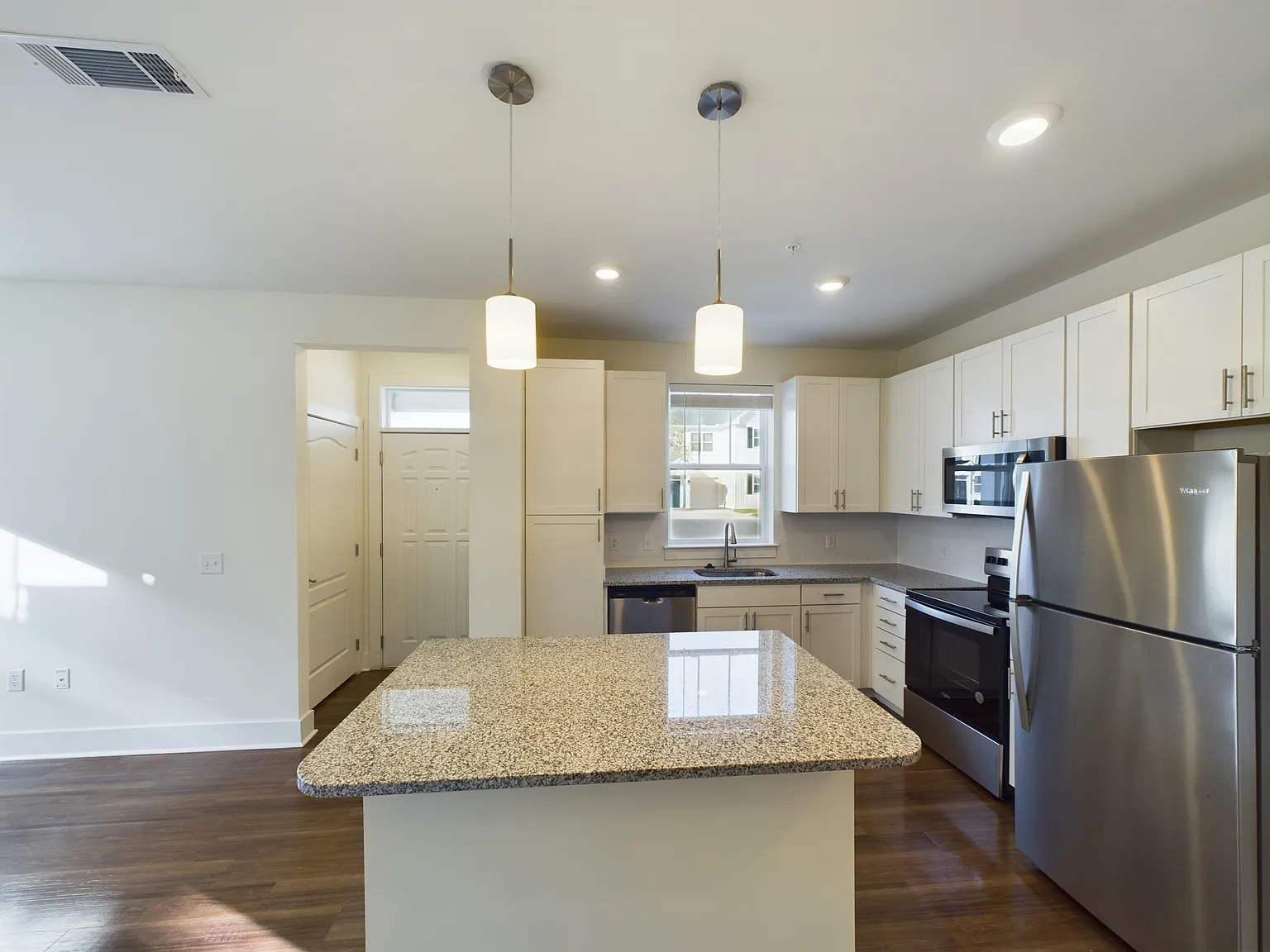 1 bed, 874 sqft, $1,909 — Photo 3