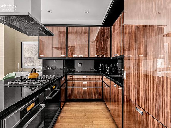 3rd image of 157 W 57th St APT 35E