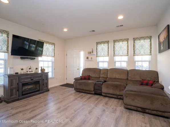 24 Jake Drive, Tinton Falls, NJ 07712