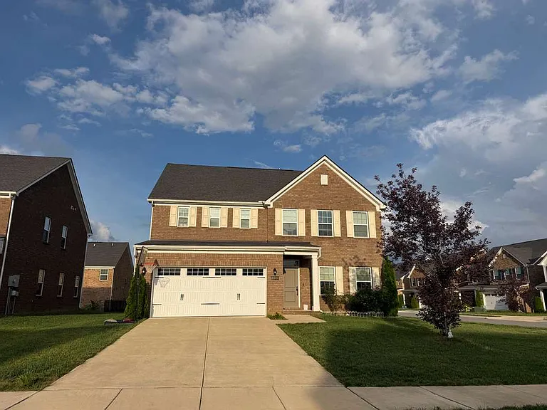 300 Finnegan Ct — Photo 2
