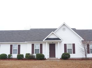 102 Stoneledge Dr, Raeford, NC 28376