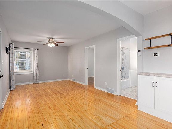 4th image of 113 4th Ave NE
