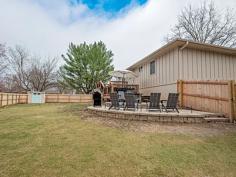 413 SE Lana Ct — Photo 42
