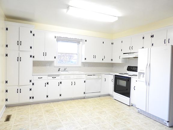 3rd image of 211 Woodmere Dr