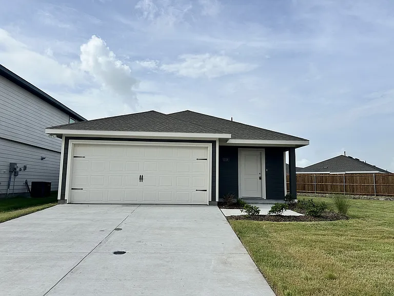 1128 Northfield Dr — Photo 1