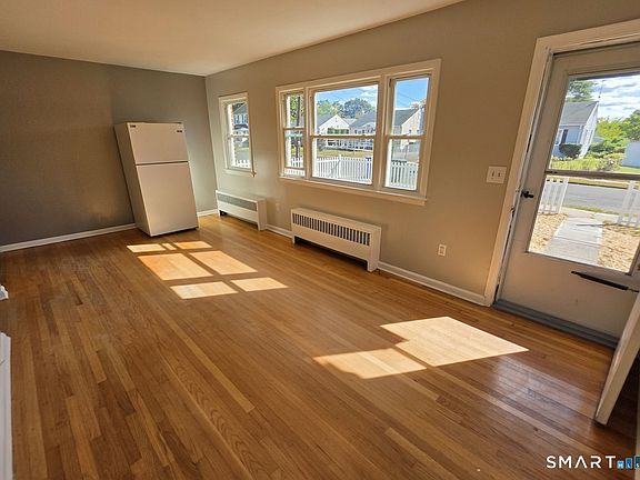 3rd image of 148 Sisson St E