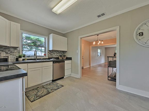 4th image of 6121 Hyram Ave