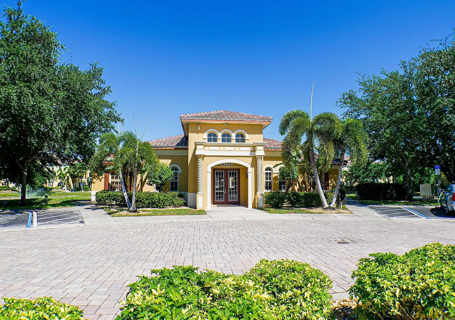 2nd Floor , 2 bed 2 bath Condo in the heart of Fort myers — Photo 1