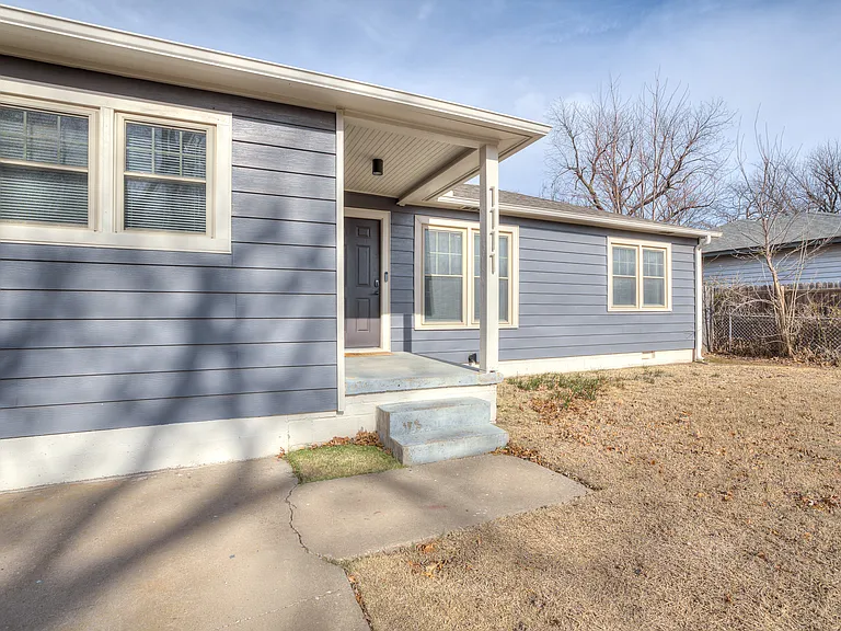 1111 W Comanche St — Photo 9