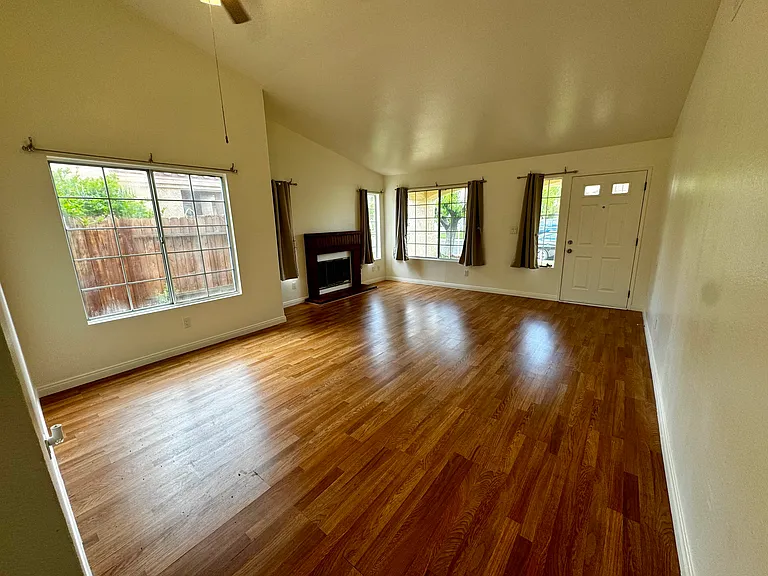 2204 Mark Ave — Photo 4