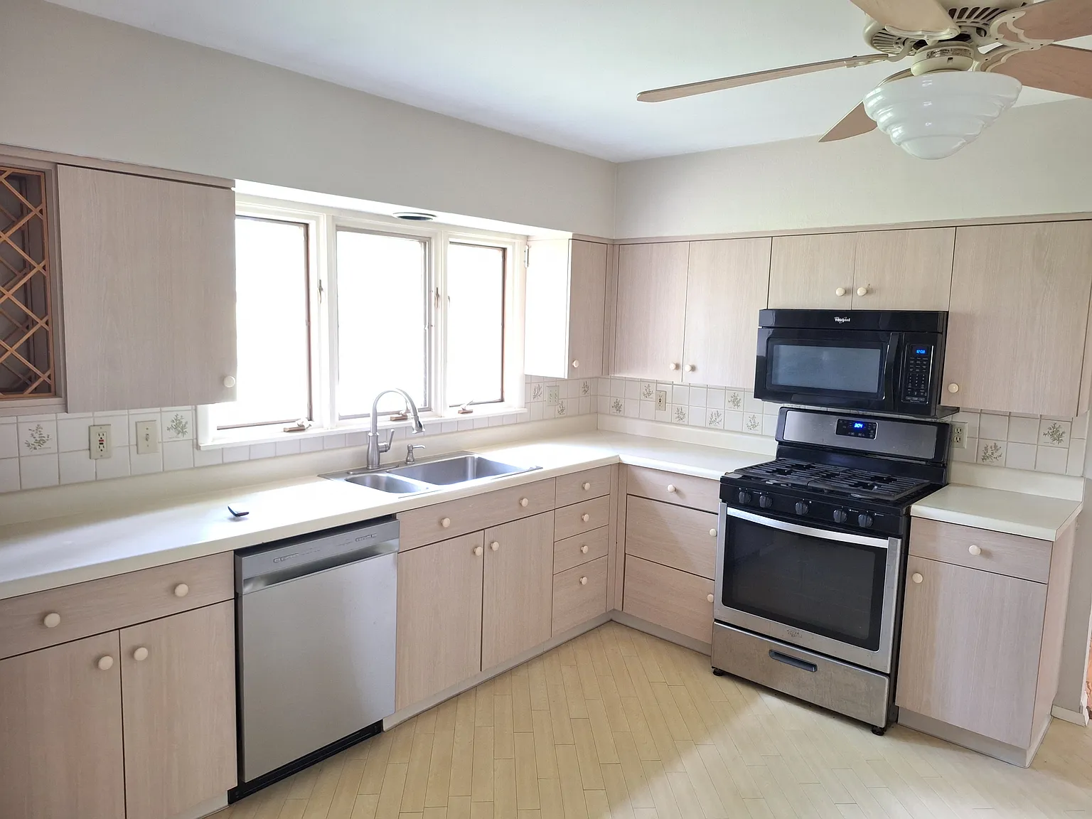 3 bed, 1512 sqft, $2,300 — Photo 2