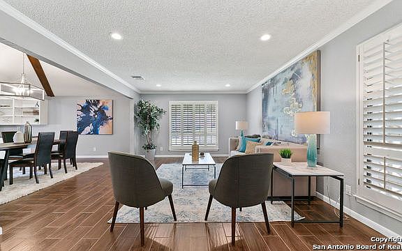 4th image of 1011 E Broadview Dr