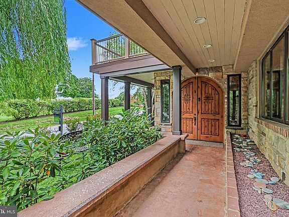 3rd image of 322 Olde Meadow Ln