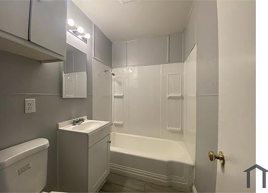 4th image of 230 W Chicago Ave APT 4
