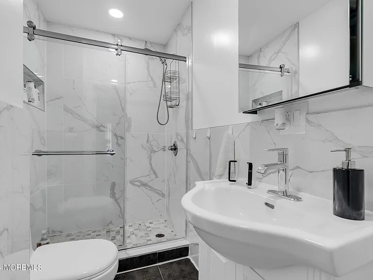 325 Roosevelt Ave — Photo 28