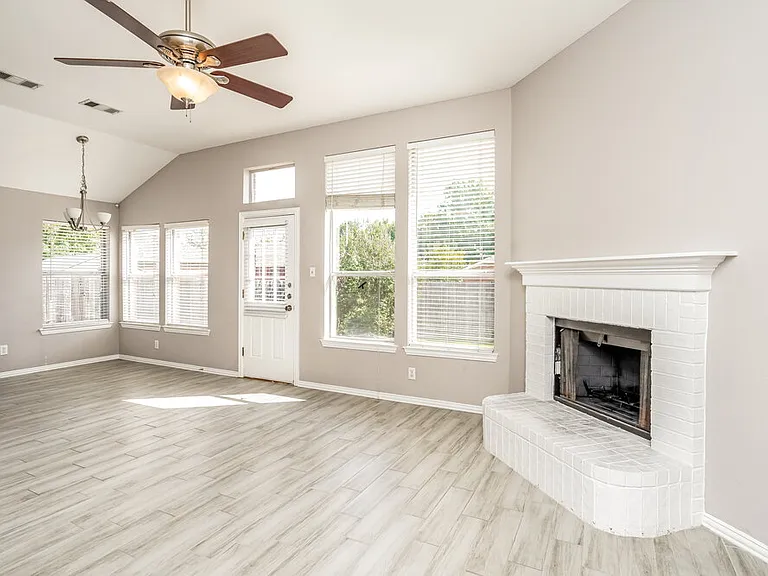 2504 Castle Ridge Dr — Photo 4