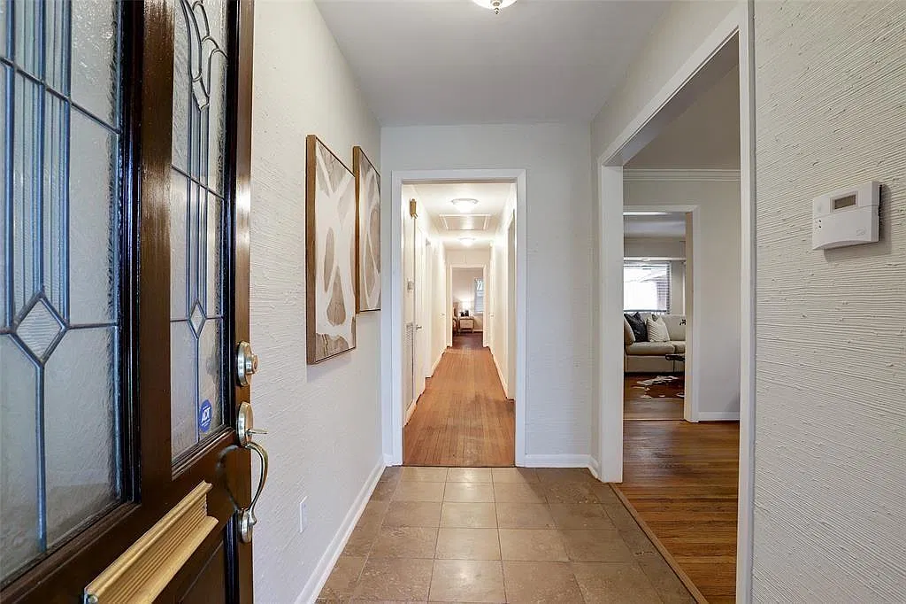 3 bed, 2.0 bath, 2325 sqft, $3,300 — Photo 2