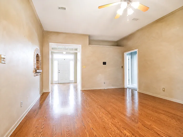 3829 Edinburg Cir — Photo 6