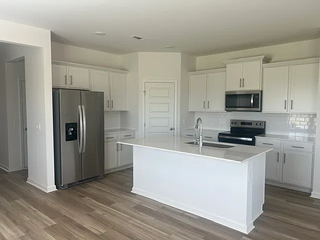 4 bed, 2018 sqft, $2,300 — Photo 3