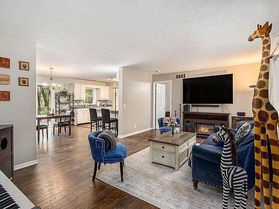 5th image of 6415 E D Ave