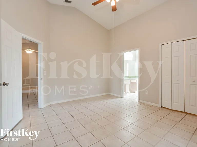 521 Finch Ln — Photo 8
