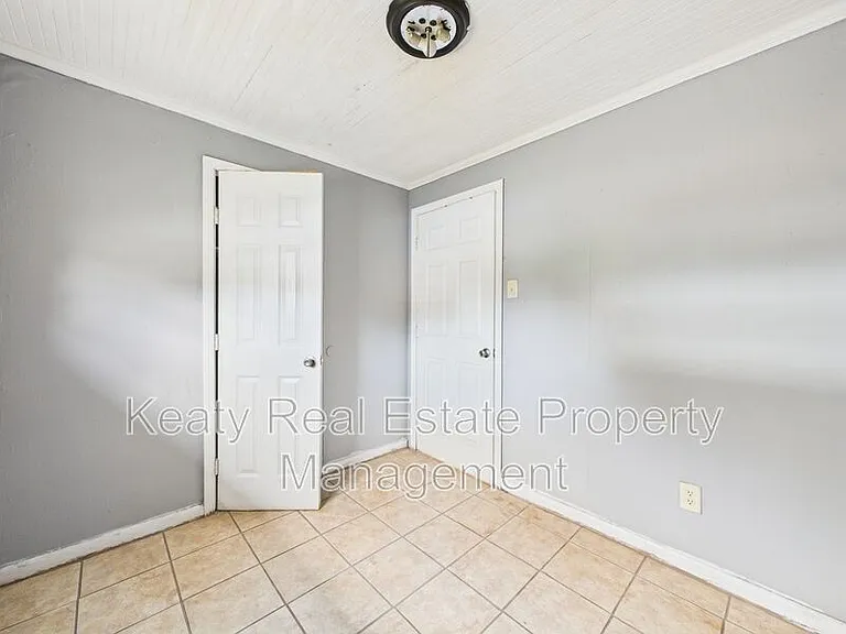 704 13th St — Photo 9