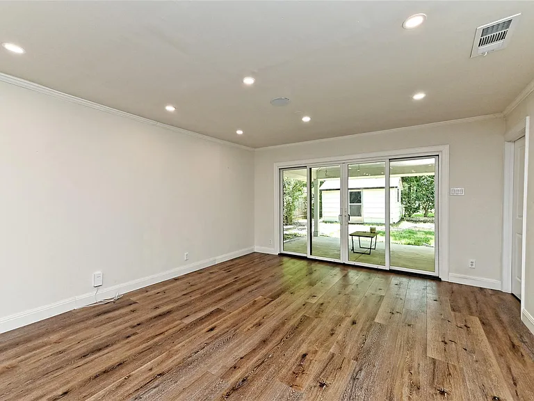2709 49 1/2 St — Photo 15