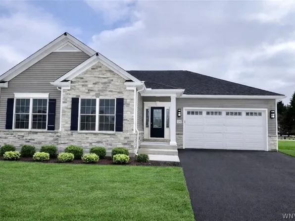 7290 Woodhaven Dr, Lockport, NY 14094