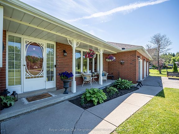 4th image of 3839 Larose Cres