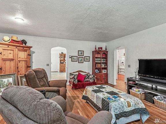 4th image of 1837 Huntington Ave S