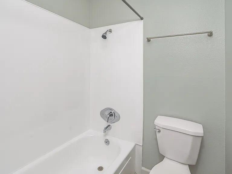 Crestview North Apartments — Photo 8
