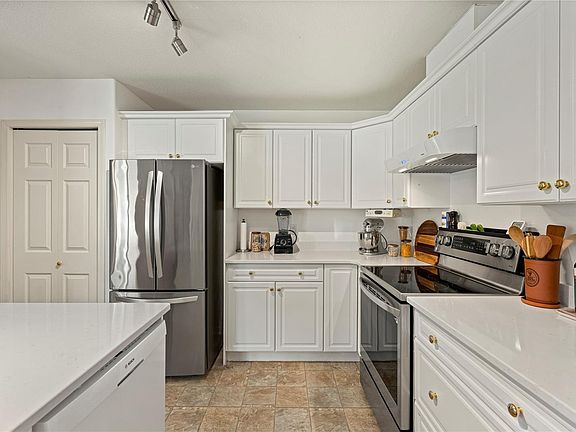 2nd image of 850 Arbutus St Unit 2