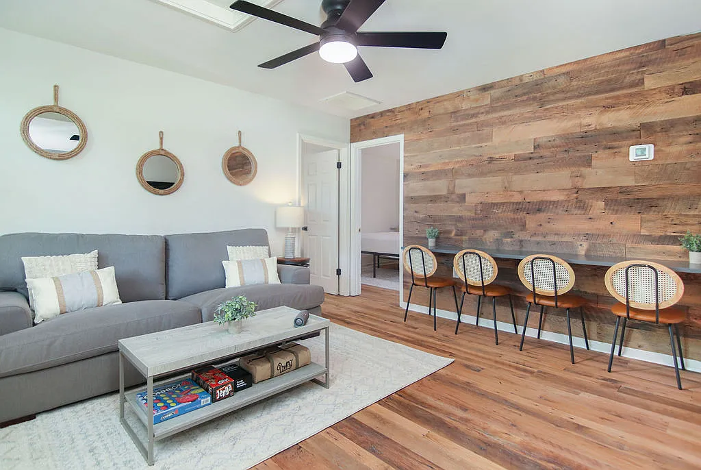 2 bed, 900 sqft, $2,300 — Photo 2