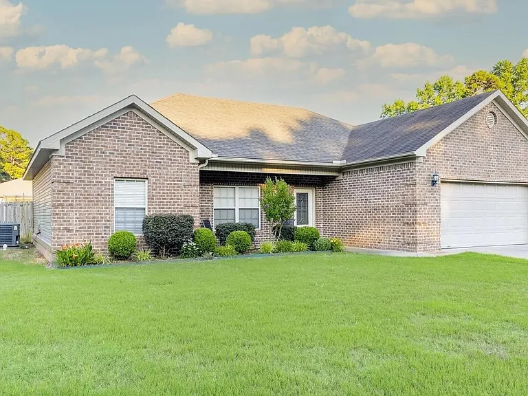 1804 Milburn Dr — Photo 2